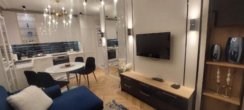 Спільний лаунж/ТБ зона, Apartment 20 minutes from Warsaw with Balcony by Noclegi Renters in Олтажев