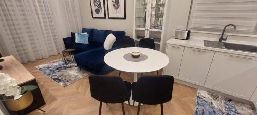 кухня, Apartment 20 minutes from Warsaw with Balcony by Noclegi Renters in Олтажев