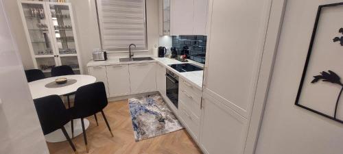 кухня, Apartment 20 minutes from Warsaw with Balcony by Noclegi Renters in Олтажев