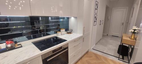 кухня, Apartment 20 minutes from Warsaw with Balcony by Noclegi Renters in Олтажев