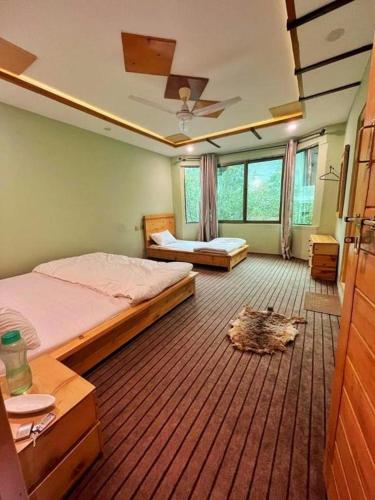 1 king bed, 1 twin bed