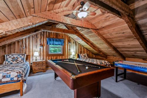 New Song Appalachian Chink Style Cabin in Sevierville, USA
