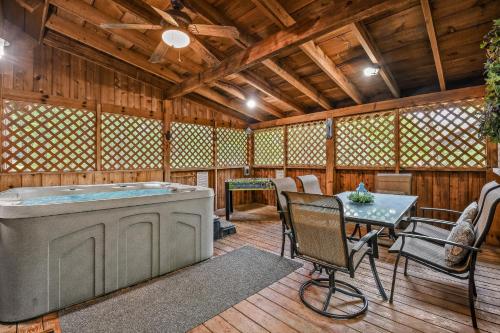 New Song Appalachian Chink Style Cabin in Sevierville, USA