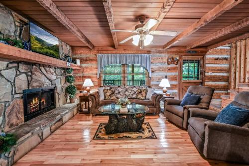 New Song Appalachian Chink Style Cabin in Sevierville, USA