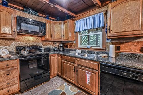New Song Appalachian Chink Style Cabin in Sevierville, USA