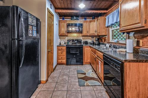 New Song Appalachian Chink Style Cabin in Sevierville, USA