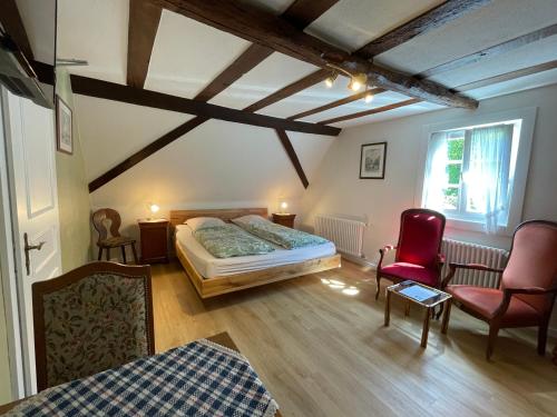 1 double bed, 1 twin bed