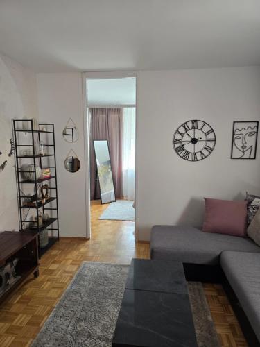 Bloom Stay - Stylish Apartment with Free Parking - image 5