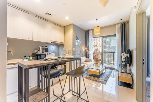 Facing the Dubai Water Canal 1BR, Minutes from Metro with Easy Downtown Access, Zada Tower, Business Bay by Deluxe Holiday Homes, Dubaï (photo 2)