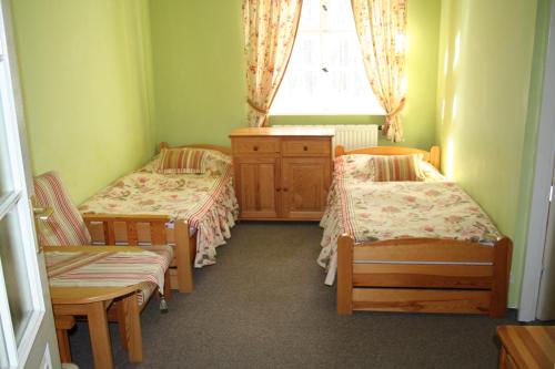 2 twin beds