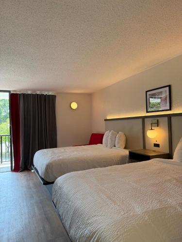 Deluxe Inn - Lumberton - image 13