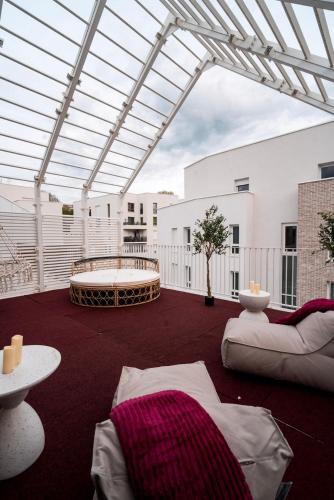سبا, Triplex Design avec Rooftop et Salle Cinéma (Triplex Design avec Rooftop et Salle Cinema) in Poissy