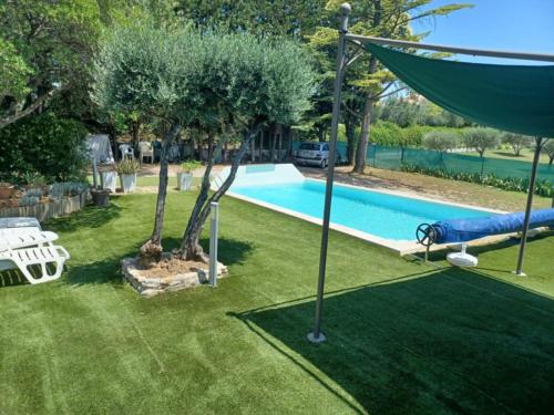 Dārzs, Apartment with garden and pool in Boisset-et-Gaujac