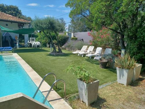 Dārzs, Apartment with garden and pool in Boisset-et-Gaujac