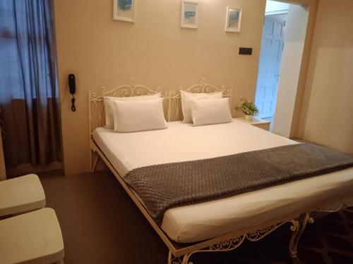 Deluxe Double Room image 7