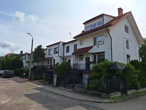 Stylish 4BR Artist's Home with Garden- Gdańsk Green District (Stylish 4BR Artist's Home with Garden- Gdansk Green District) in Wrzeszcz