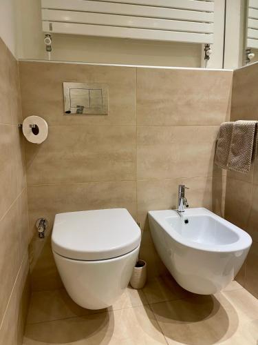 CHARMING COMO - Apartment downtown in the pedestrian area with 2 double bedrooms and 2 complete bathrooms a spacious living room and full equipped kitchen, Комо (фото 10)
