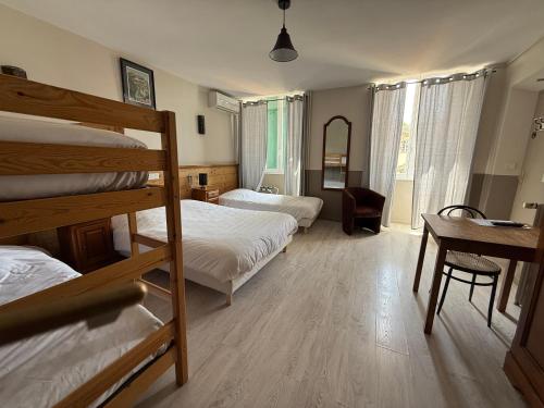 1 double bed, 2 twin beds