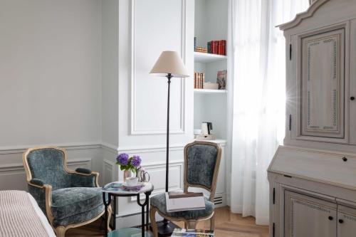 room detail thumbnail 2