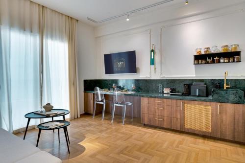 Athens Marbles-Classic suite, Atene