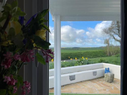 Cosy Cabin for Two with Lovely Countryside Views, Near Kingsbridge in Churchstow