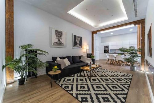 Luxury Apartment 6 Bedroom in Downtown by TuriVida, Мадрид