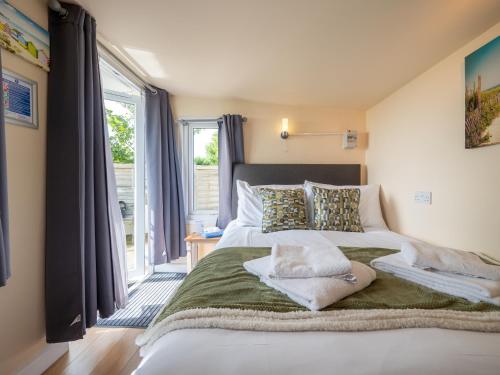 Cosy Cabin for Two with Lovely Countryside Views, Near Kingsbridge in Churchstow