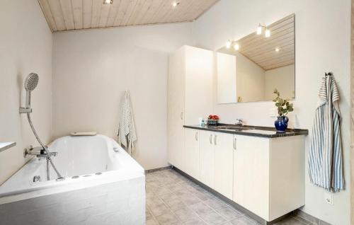 Baño, 3 Bedroom Stunning Home In Hals in Hals