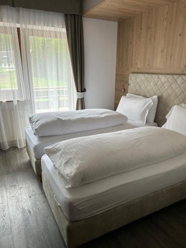 2 twin beds