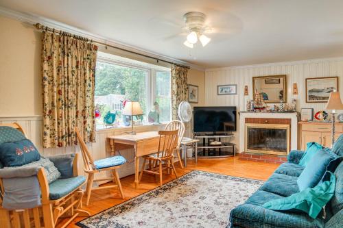 Walk to Haigis Beach Family Home with Fire Pit! in 丹尼斯港