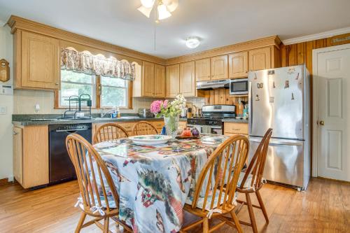 Walk to Haigis Beach Family Home with Fire Pit! in 丹尼斯港