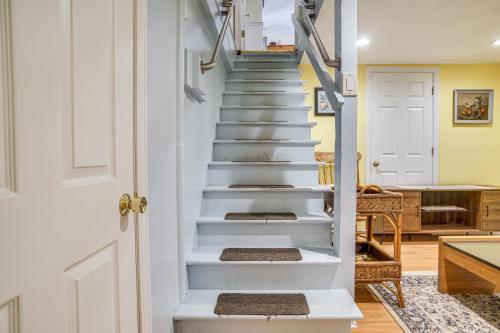 Walk to Haigis Beach Family Home with Fire Pit! in 丹尼斯港