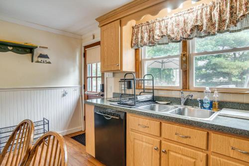 Walk to Haigis Beach Family Home with Fire Pit! in 丹尼斯港