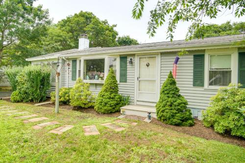 Walk to Haigis Beach Family Home with Fire Pit! in 丹尼斯港