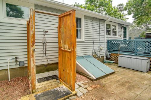 Walk to Haigis Beach Family Home with Fire Pit! in 丹尼斯港