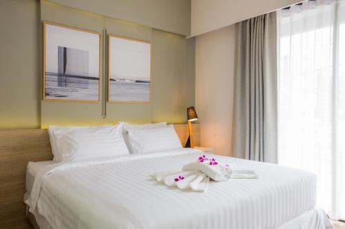 Deluxe Double Room with Balcony image 10
