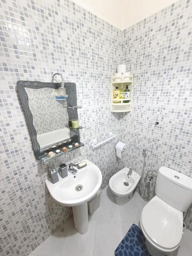 ห้องน้ำ, Charming apartment in Martil with swimming pool in มาร์ติล