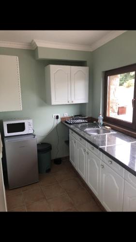 Petite maison de campagne avec jacuzzi in Plouigneau