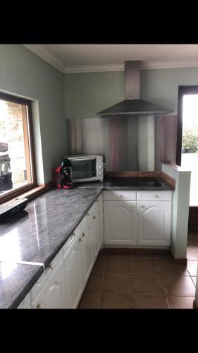 Petite maison de campagne avec jacuzzi in Plouigneau