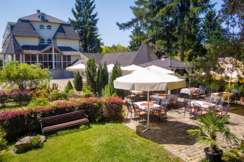 Kert, Gosztola Gyongye-az erdo szallodaja in Gosztola