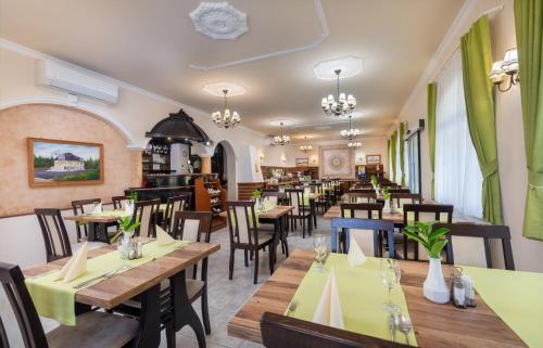 Étterem, Gosztola Gyongye-az erdo szallodaja in Gosztola