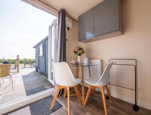Estuary View - Cosy Shepherds Hut for Two with Private Facilities in Churchstow