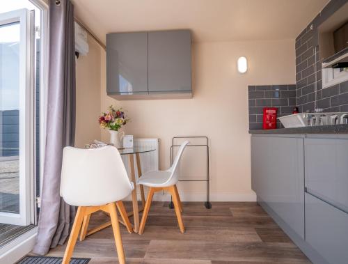 Estuary View - Cosy Shepherds Hut for Two with Private Facilities in Churchstow