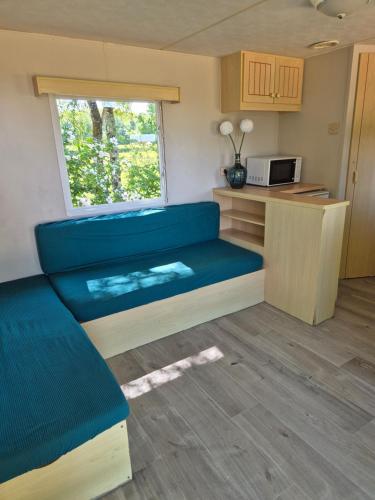 Iekārtas, Le mobile home est dans le pré (Le mobile home est dans le pre) in Tintry