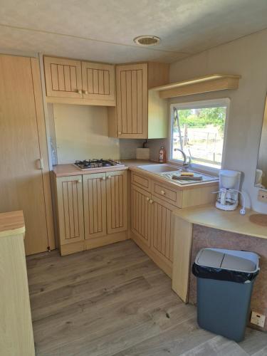 virtuve, Le mobile home est dans le pré (Le mobile home est dans le pre) in Tintry