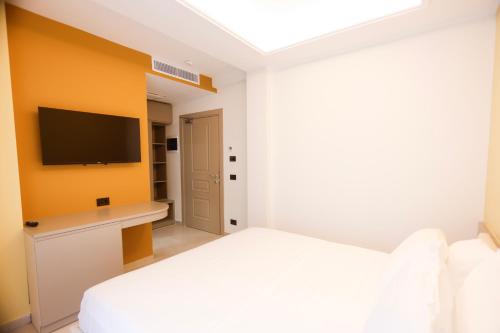 Double Room with Balcony image 6
