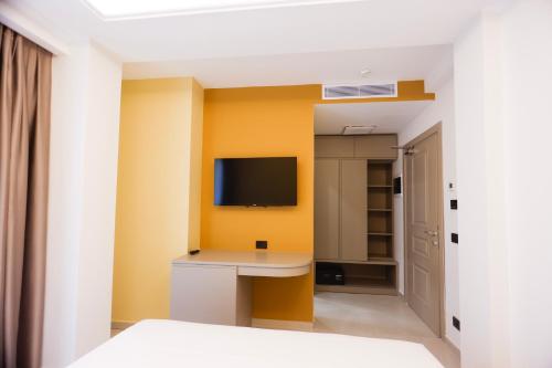 Double Room with Balcony image 7