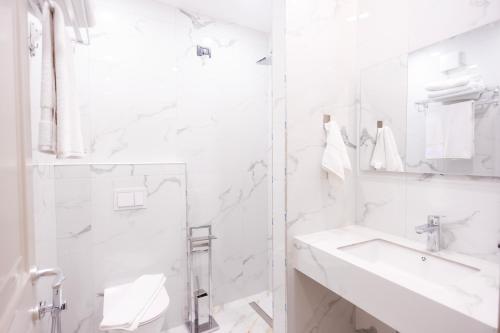 Double Room with Balcony image 1