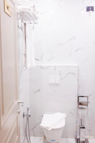 Double Room with Balcony image 3