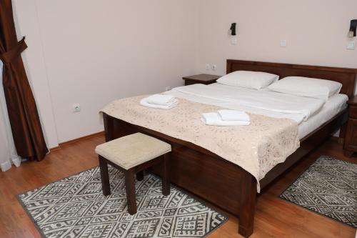 1 queen bed, 2 twin beds